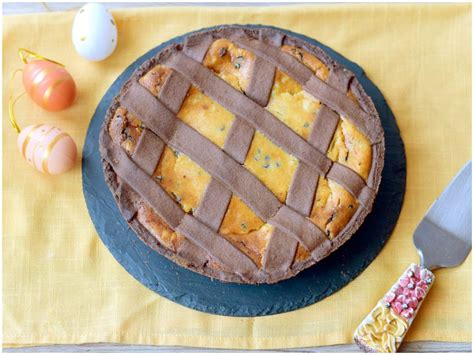 Una pastiera al cioccolato appena sfornata con decorazioni a griglia di pasta frolla e scorze d'arancia candita