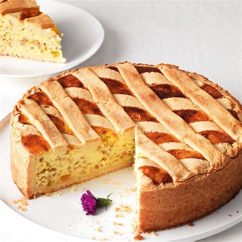 Primo piano di un ripieno di pastiera al cioccolato con scorze d'arancia candita visibili