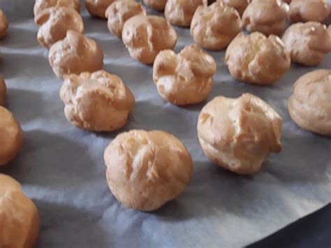 Bignè crudi su teglia pronti per la cottura