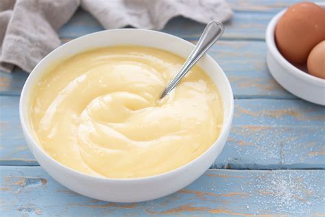 Preparazione della crema pasticcera in una ciotola