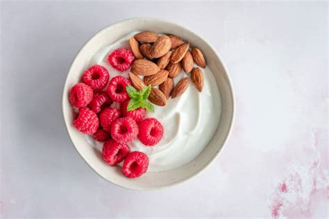 Ciotola di yogurt al cocco con mandorle e frutti di bosco