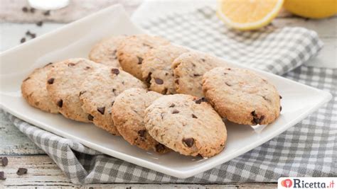 Biscotti keto con gocce di cioccolato su un vassoio