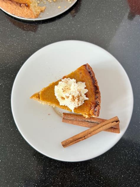 Fetta di torta di zucca chetogenica su un piatto