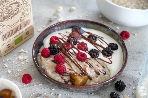 Una ciotola con porridge low carb e frutti di bosco