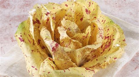 Immagine di un Radicchio Variegato di Castelfranco con le sue venature colorate