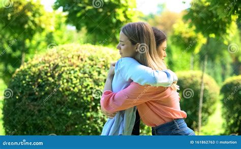 cane che si intromette tra due persone che si abbracciano