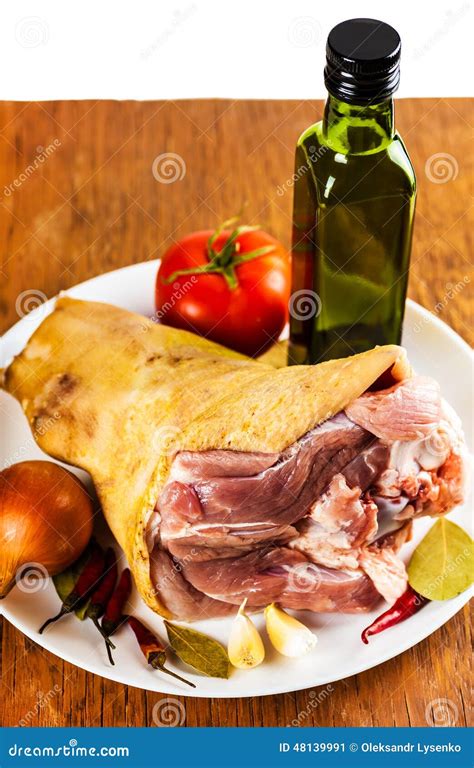 Stinco di maiale crudo con spezie