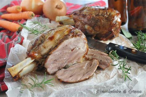 Piatto finito di stinco di maiale sottovuoto con contorno di mele