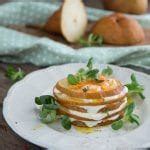 Strati di pere e stracchino alternati