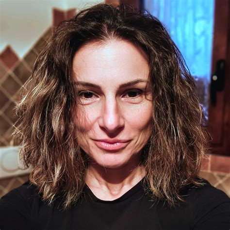 Persona che porta con cura un piatto