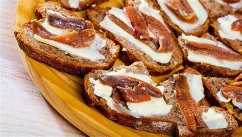 Crostini con acciughe e burro
