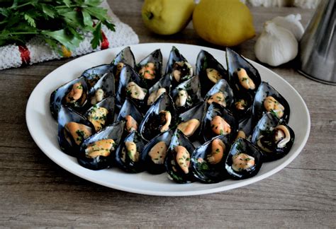 Cozze pulite con bisso rimosso e pronte per la cottura