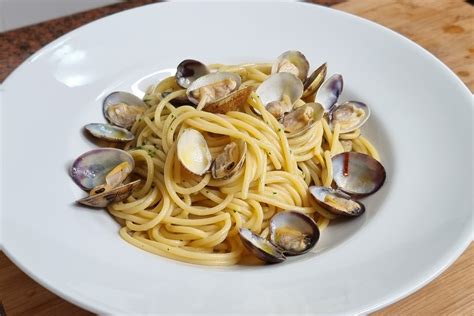 Piatto di spaghetti alle vongole fumante
