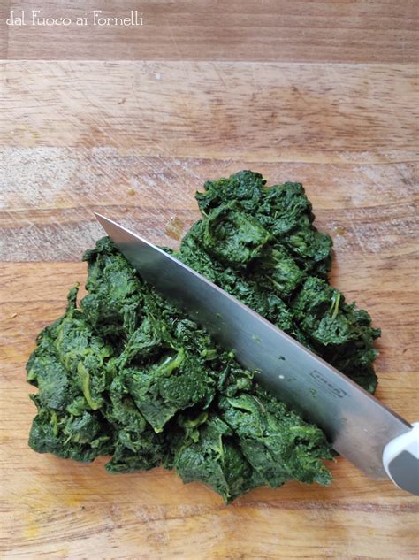 Spinaci che vengono sbollentati in una pentola