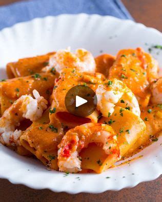 Paccheri alla crema di scampi pronti per essere serviti
