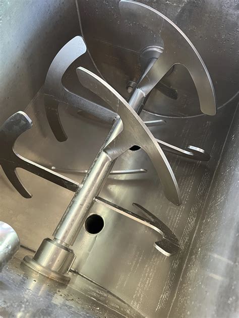 Dettaglio dell'agitatore con pale in acciaio inox e striscia raschiafondo