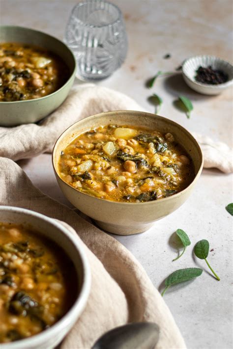 Una ciotola fumante di zuppa di orzo e ceci con erbe aromatiche