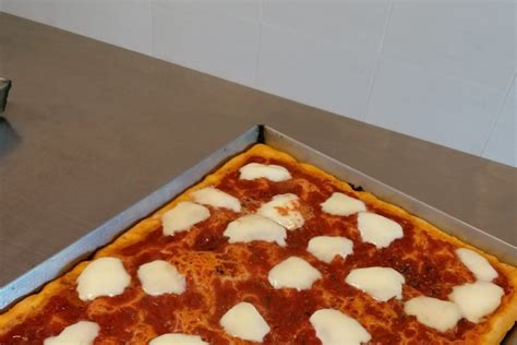 Dettaglio di una teglia con carchiola appena sfornata