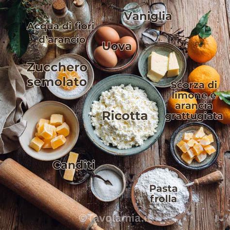 Ingredienti freschi per la pastiera: ricotta, grano cotto, canditi, uova, fiori d'arancio
