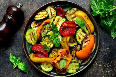 Un piatto colorato di peperoni cotti e verdure miste