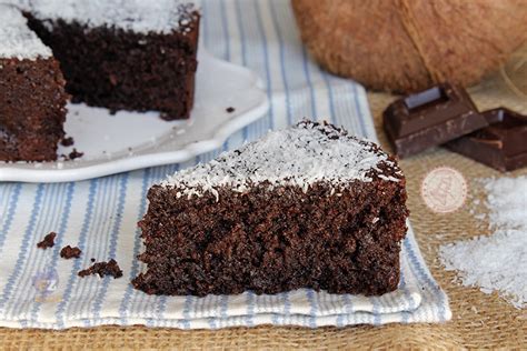 Torta cocco e cioccolato decorata con cocco rapè