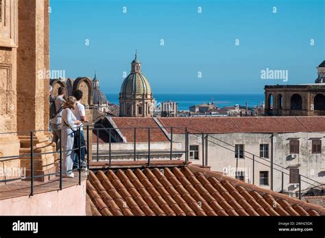 persone che grigliano su un balcone