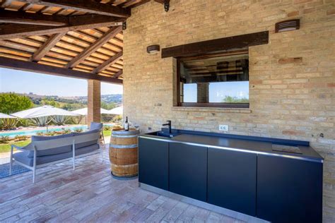 cucina outdoor moderna sotto un portico