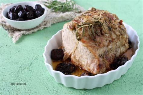 Arista di maiale con prugne e spezie in una casseruola