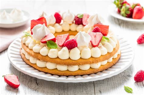 cream tart decorata con frutta