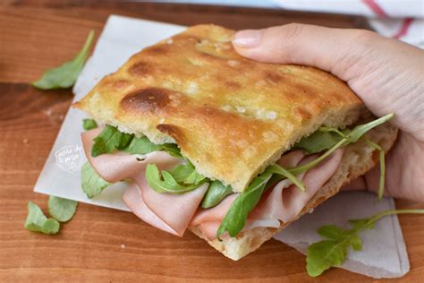 Focaccia con mortadella e carciofi