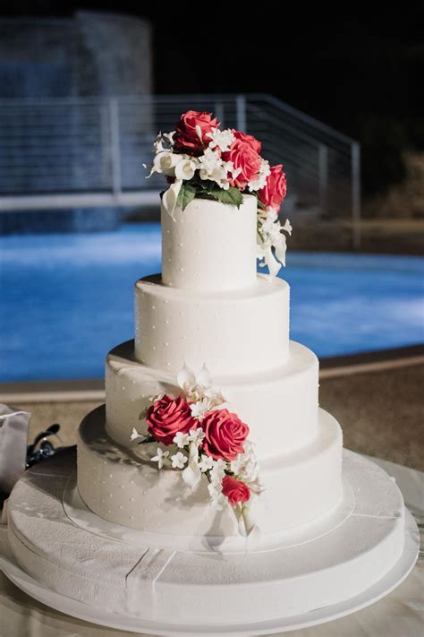 Torta nuziale elaborata con fiori