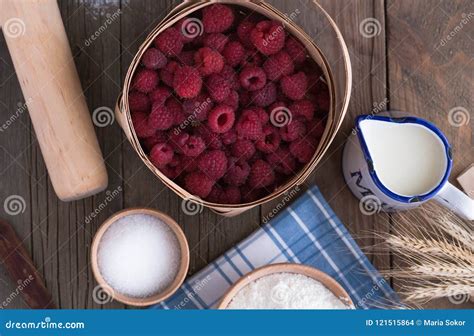 Ingredienti freschi per pasticceria: uova, farina, frutta