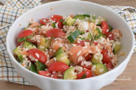 Immagine di un'insalata di riso colorata con pomodorini e zucchine