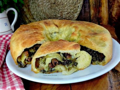 Focaccia arrotolata con diverse farciture