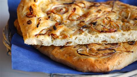 Farcitura e arrotolamento dell'impasto della focaccia