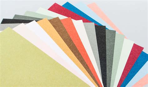 Immagine che mostra diversi tipi di carta per alimenti (carta da formaggio, carta da forno) e un panno di cotone, ideali per avvolgere il formaggio.