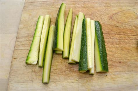 Zucchine tagliate a rondelle sottili