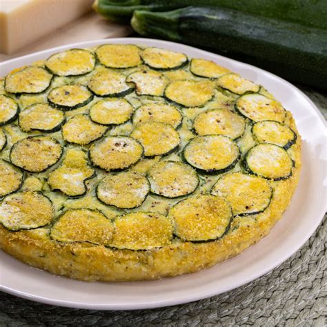 Tortino di zucchine e fagioli dorato e appena sfornato