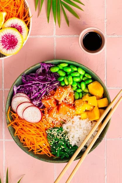 Poké bowl colorata con cavolo rosso