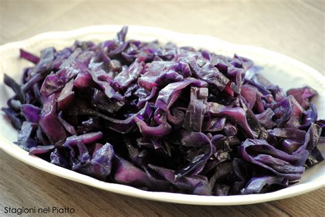 Piatto di cavolo rosso stufato con aceto balsamico