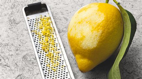 Scorza di limone fresca con gocce d'olio