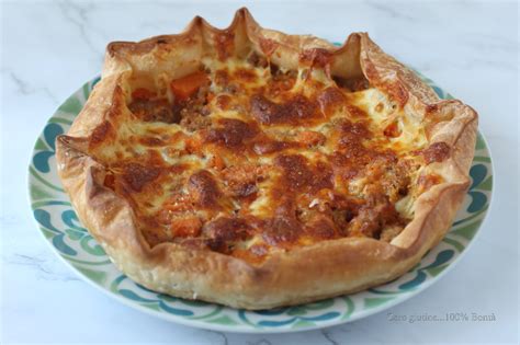 Primo piano di pasta sfoglia ripiena con zucca e porcini