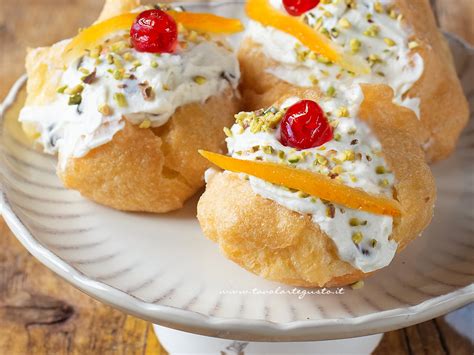Sfinci di San Giuseppe decorate con crema di ricotta, canditi e pistacchi