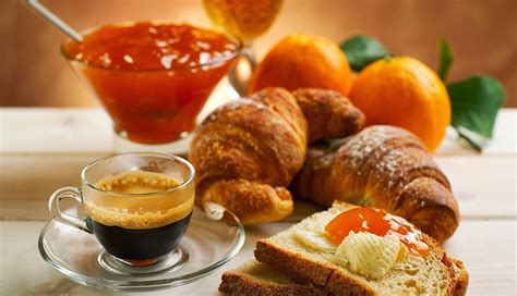 Infografica che confronta una colazione tradizionale italiana con una colazione energetica, evidenziando le differenze nutrizionali.