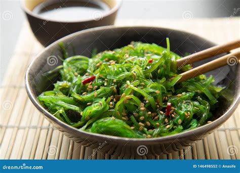 Una ciotola di insalata di wakame