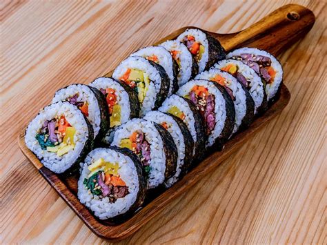Una selezione di sushi e maki avvolti in alga nori