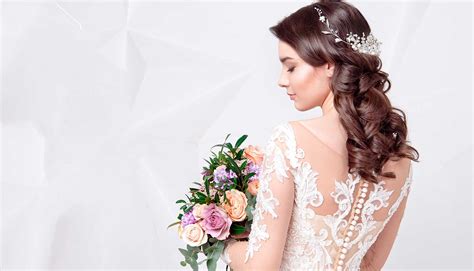 Dettaglio di acconciatura sposa con treccine e fiori