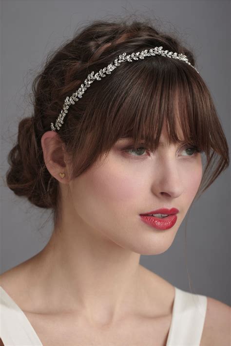 Diadema scintillante su capelli raccolti