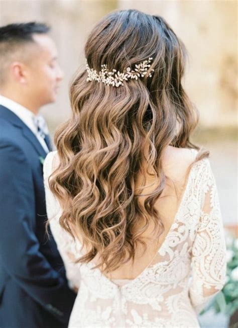 Sposa con capelli lunghi sciolti e onde morbide
