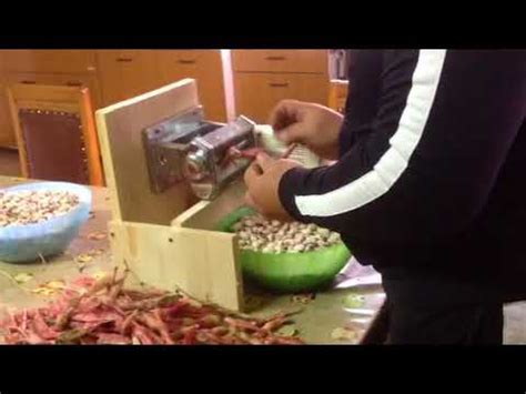 uomo che sbuccia fave